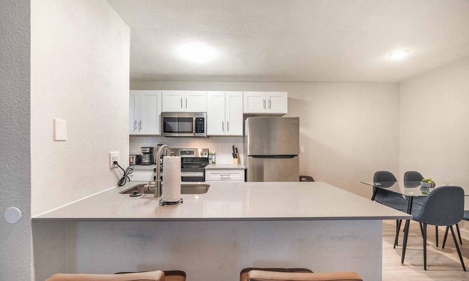 Hyde Park Apartment | Stylish 2BR Near UT Hyde Park with Breakfast Included