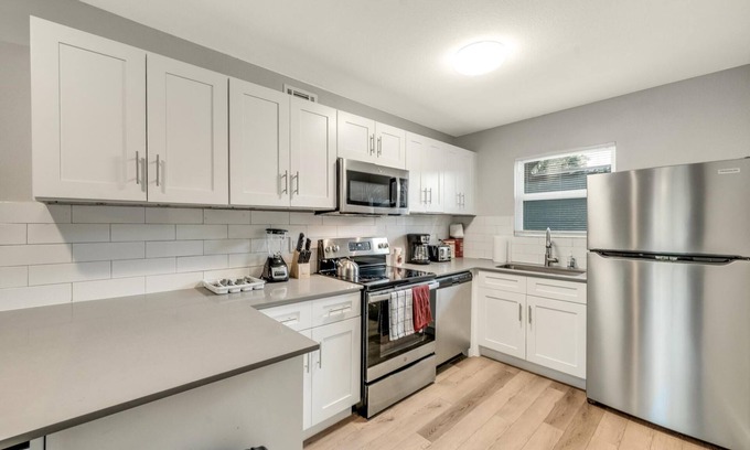 Hyde Park Apartment | Stylish 2BR Near UT Hyde Park with Breakfast Included