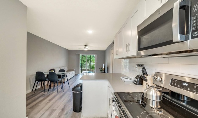 Hyde Park Apartment | Modern 2BR Retreat Near UT Hyde Park with Breakfast