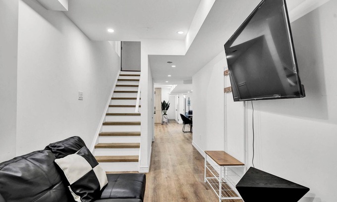 Markham House | Stylish 2BR Suite in Markham