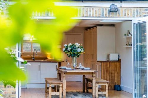 Windsor City Centre House | Stylish 3-Bed Cottage Steps from High Street and Attractions