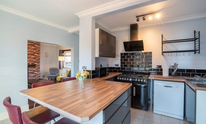 Gateshead House | Contemporary 3-Bed House with Free Parking & Family Amenities