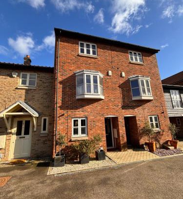 Bury St Edmunds House | Stylish 3-Bedroom Townhouse with Parking and Pet-Friendly Perks