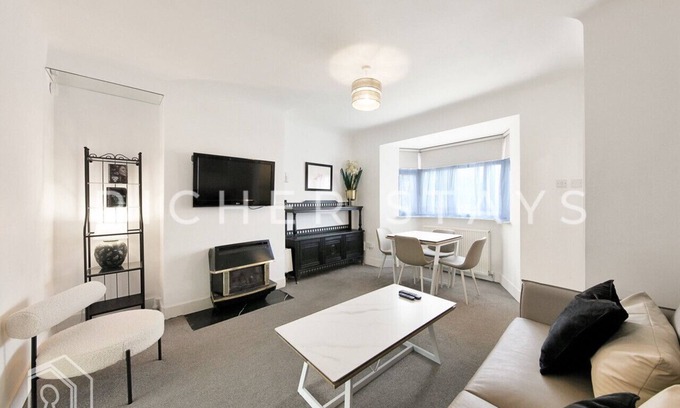 Borehamwood House | Stylish 3-Bedroom Garden Home | AC | Contractors