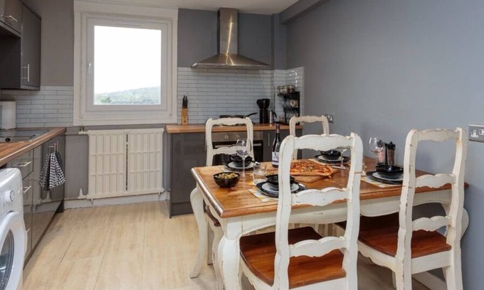 Gorgie Apartment | Modern 3 Bedroom Apartment in the Heart of Edinburgh