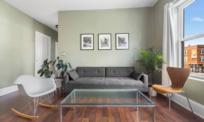 Chicago Apartment | Stylish 3-bedroom apartment in Humboldt Park with AC