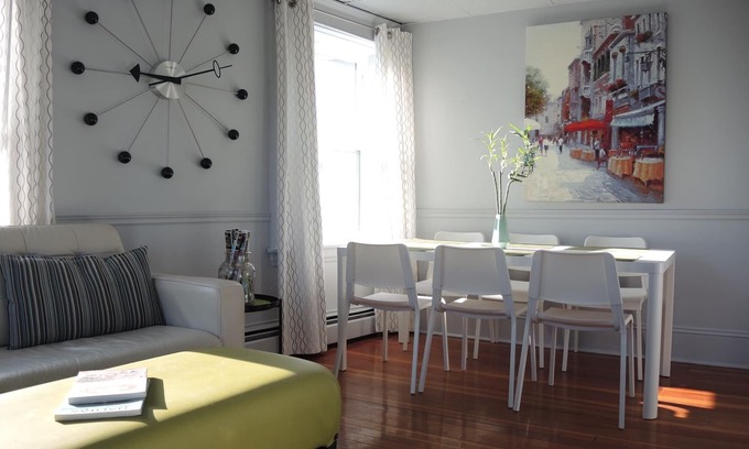 North End Apartment | Elegant 3 Bedroom Century Flat with Breakfast & Kitchen