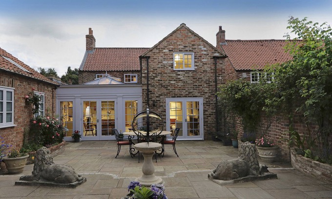 Sutton on the Forest House | Stylish 3-Bedroom Holiday Home with Pool near York