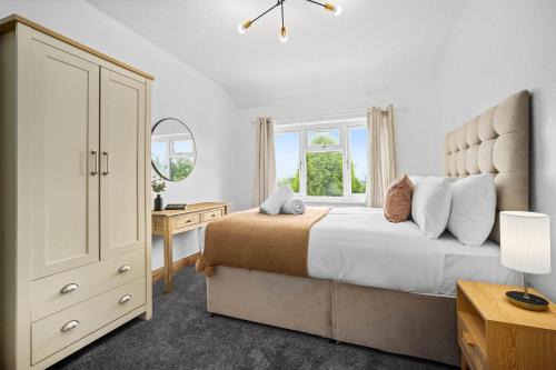 Sutton Coldfield House | Top Rated 3 Bedroom House with Parking & Hot Tub Amenities