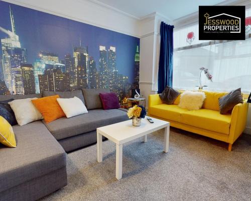 Luton House | Modern 3 Bedroom House Near Luton Airport for Contractors
