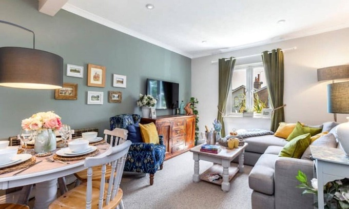 Windsor City Centre House | Elegant 3-Bedroom Retreat in Central Windsor with Parking