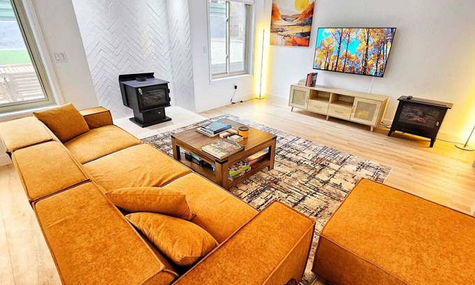 Swiss Manor House | Stylish 3BD Retreat - BBQ Grill & Fire Pit - Mins to Downtown Flagstaff