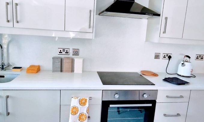 Reading Apartment | Stylish 3-Bedroom Stay in Central Reading, Near Attractions