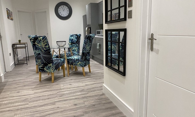 Cwmbrwla Apartment | Elegant New York Inspired 3-Bed Apartment with Breakfast