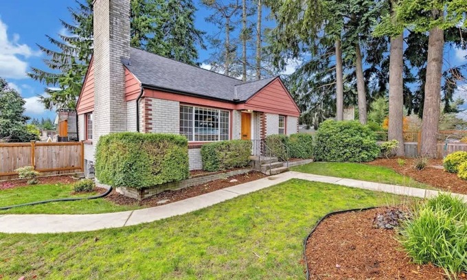 Fauntleroy House | Pet-Friendly 3BD West Seattle Retreat with Fenced Yard