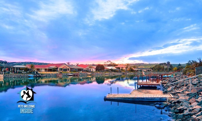Encounter Bay House | Stylish Lakefront 3BR House with Kayaks & Pool Access