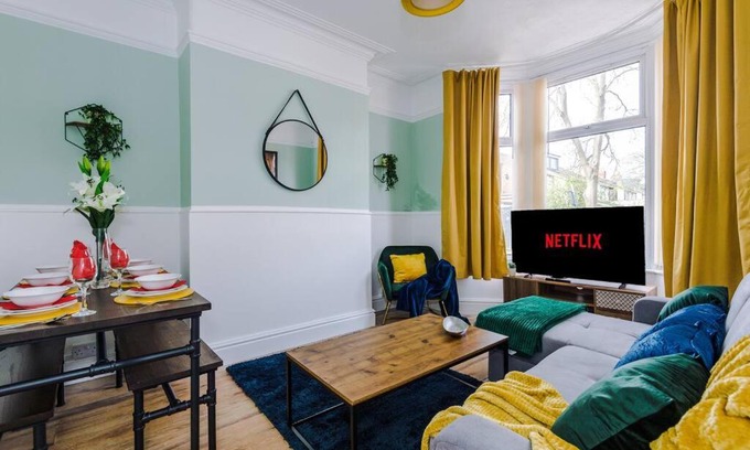 Liverpool Apartment | Modern 4 Bed House: Family-Friendly, Close to City Centre