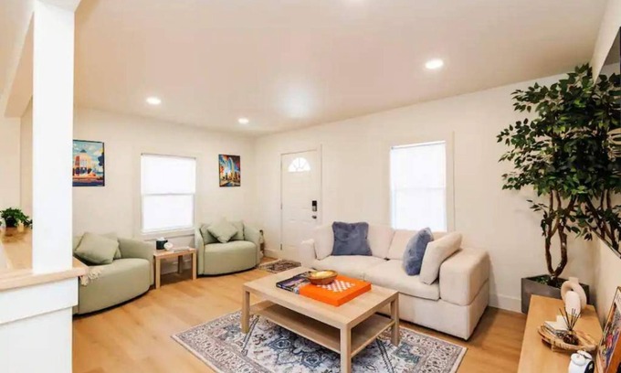 Mehlville House | Elegant 4 Bedroom Family Retreat with Kitchen & Kids Amenities