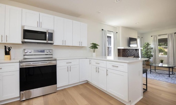 Des Moines House | Modern 4 BR Retreat Perfect for Families in DSM