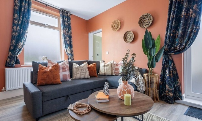 Farnworth House | Modern 4-BR House with Parking in Central Location