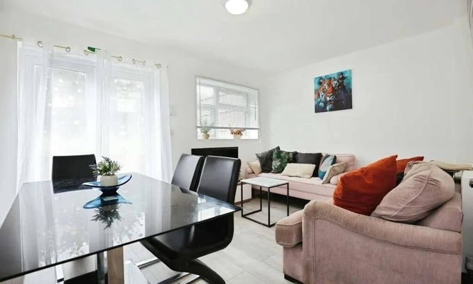 Dadlington House | Stylish 5 Bed House Centre Of Coventry Sleeps 12