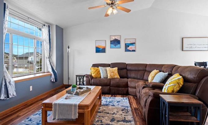 Summerset House | Family-Friendly 5 BR Retreat with Fenced Yard & Playground