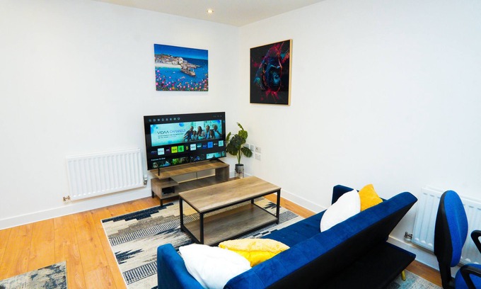 Luton Apartment | Stylish Airport Apartment with Family-Friendly Amenities