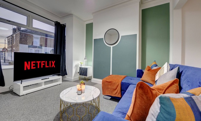 Hull Condo | Elegant 3-Bed House with Kitchen & Family Amenities