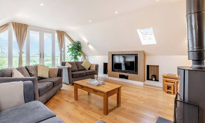 Middlezoy Cottage | Modern Two-Storey Cottage with Spa and Hot Tub Access
