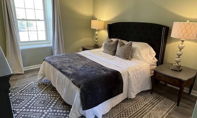Seven Oaks Condo | Stylish One Bedroom Condo with Pool and Lake Views