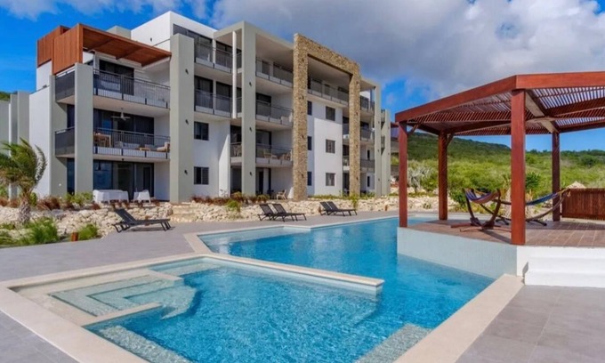 St. Marie Apartment | Stylish and beautifully furnished 3-room apartment in Coral Estate’s exclusive community.
