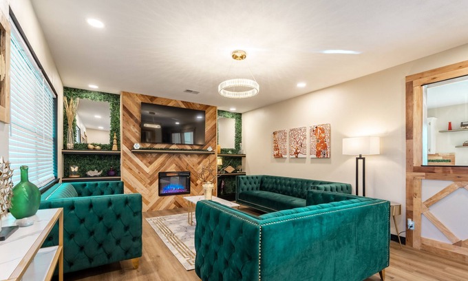 Springdale House | Vibrant Hotel Steps from NWA's Best Attractions & Amenities