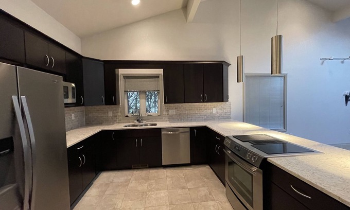 Champaign House | Elegant 3b2b Smart Ranch Home with Ocean View near UIUC