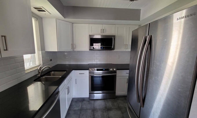 Port Charlotte Condo | STYLISH APARTMENT CLOSE TO SHOPPING RESTAURANTS