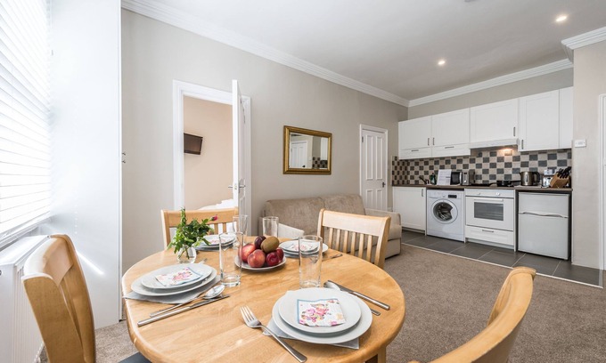 Brondesbury Park Apartment | Stylish Apartment Near Oxford Street with Free WiFi & Air Con
