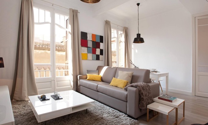 la Vila de Gracia Apartment | Stylish City Center Apartment with Spa and Family Amenities