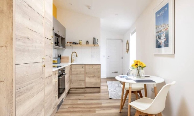 Maenporth Apartment | Elegant Apartment in Falmouth with Ocean View and Kitchen