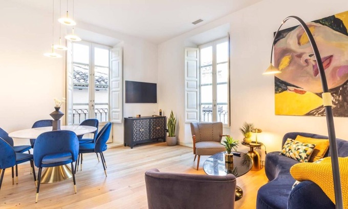 Central District Apartment | Modern Apartment in Granada with Spa & Family Amenities