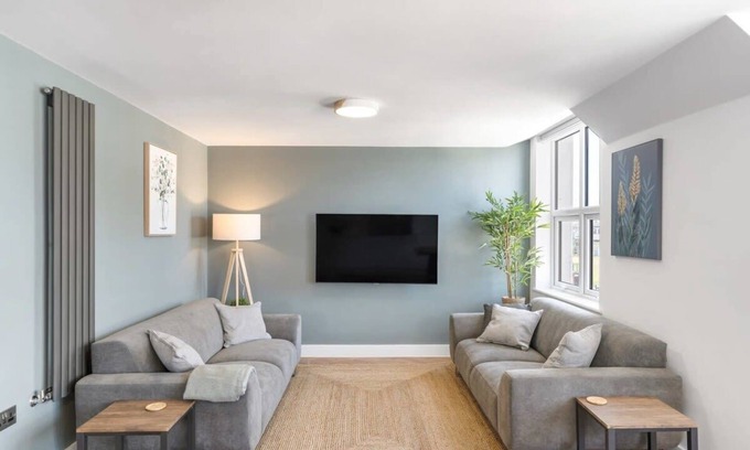 Paignton Apartment | Elegant Apartment with Ocean Views and Convenient Parking