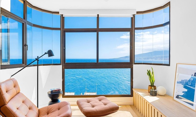 Radazul Apartment | Stylish Apartment with Stunning Views & Parking