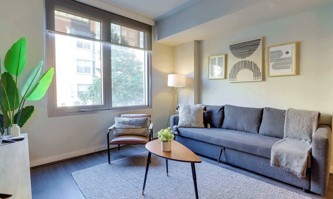 Clarendon Apartment | Inviting 1 Bedroom @Clarendon with Gym & Rooftop Access