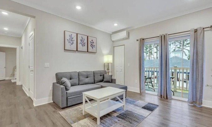 Port Wentworth House | Stylish Apartment with Pool, Gym & Top Amenities Await!