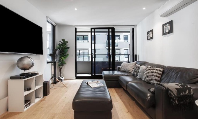Brunswick East Apartment | Stylish Apartment with Rooftop Views and Hot Tub