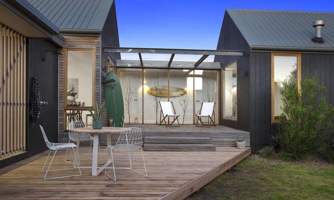 Barwon Heads House | Stylish Pet-Friendly Retreat with River Views and Breakfast
