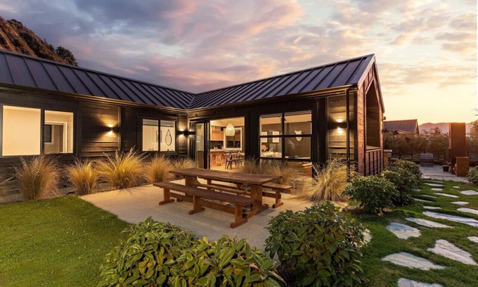 Arrowtown House | Elegant Arrowtown Home: Prime Location & Family Amenities