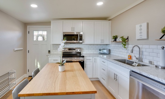 Anaheim Resort House | Chic Back Unit in Orange - Perfect for Family Getaways