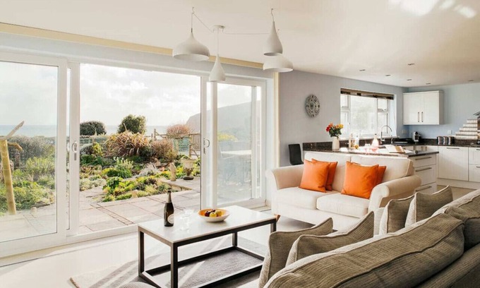 Praa Sands House | Beachside Retreat with Breathtaking Sea Views & Oceanfront Access