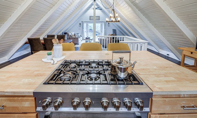 Geneva Cottage | Stylish Bellingham Home with Lake and Mountain Views