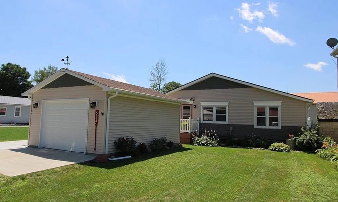 Bass Lake Cottage | Guest Rated 9.8: Stylish BOHO Cottage at Bass Lake
