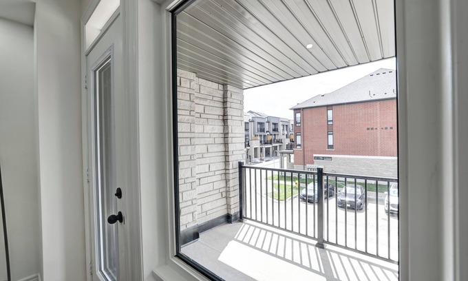 Ajax Condo | Contemporary Townhouse with Family-Friendly Amenities